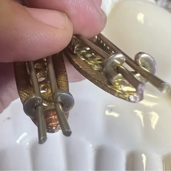 Pair of Vintage Golden Hair Clips with Intricate Design - Picture 13 of 13